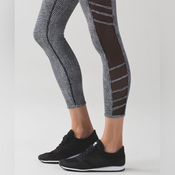 Lululemon Wild And Free Tight - size 6, 27" - Picture 3 of 11